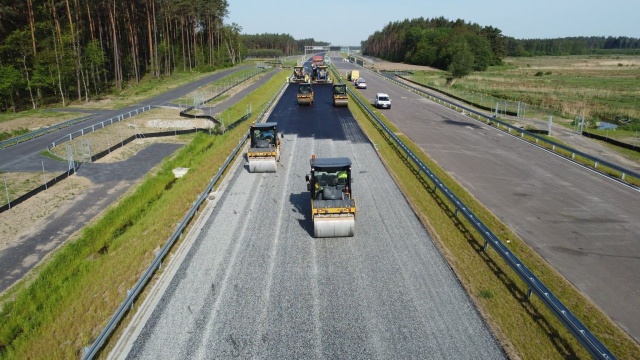 W przyszłym miesiącu gotowa będzie nawierzchnia na nowym odcinku trasy S11. Chodzi o fragment Koszalin - Zegrze Pomorskie.
