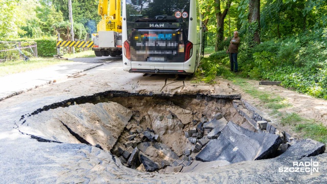 Rozpoczęła się naprawa awarii wodociągowej na ulicy Pszennej w Szczecinie. Ulica jest całkowicie wyłączona z ruchu kierowców.
