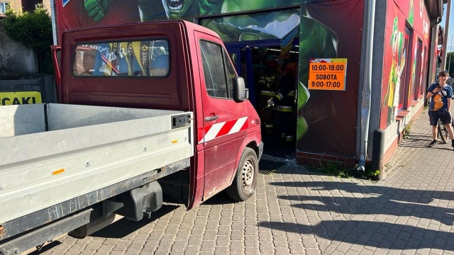Samochód stoczył się do sklepu - do zdarzenia doszło w poniedziałek w Świdwinie.