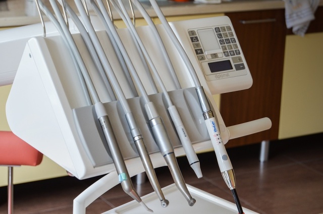 Zapotrzebowanie jest ogromne, a chętnych do nauki brakuje - chodzi o asystentki stomatologiczne.