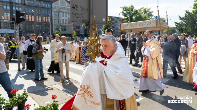 Procesja Bożego Ciała przeszła przez centrum Szczecina. Obchody rozpoczęła msza święta w Bazylice św. Jana Chrzciciela przy ulicy Bogurodzicy. Boże Ciało to radosne podziękowanie za sakrament Eucharystii.