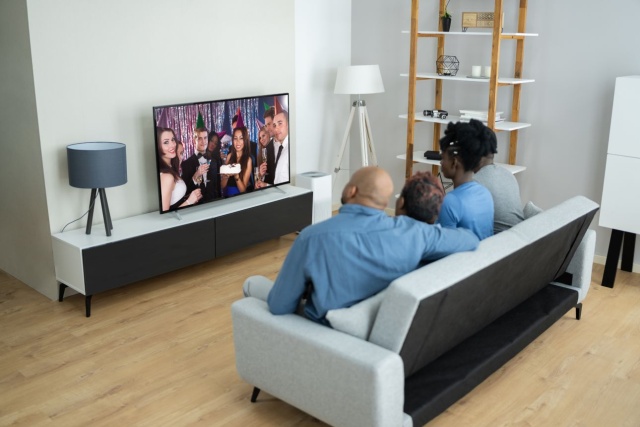 Słyszałeś już o najnowszym zastosowaniu telewizorów Smart TV Wielu użytkowników sięga po najnowsze telewizory z myślą o używaniu ich zamiast zwykłego monitora. Czy faktycznie telewizor jako monitor to praktyczne rozwiązanie dla każdego Jakie masz możliwości podłączenia telewizora jako monitora Sprawdź