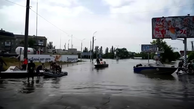 Spadł poziom wody w okupowanej Nowej Kachowce w obwodzie chersońskim. Ludzie nie mogą wrócić jednak do domów, które zostały zalane, w mieście zalegają śmieci.
