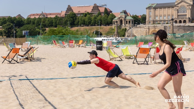 Prawie jak nad morzem - mieszkańcy Szczecina spędzają ostatnie dni długiego weekendu na plaży na Wyspie Grodzkiej.