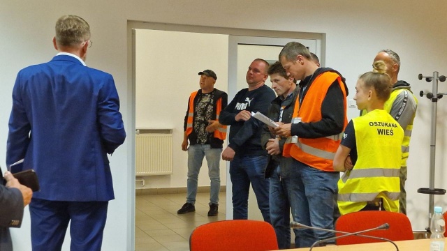 Minister rolnictwa i rozwoju wsi, Robert Telus poinformował, że rolnicy, którzy protestowali na granicy w Dorohusku, zawiesili protest. Jak dodał, stało się to po rozmowach, które w nocy przeprowadził z manifestantami.