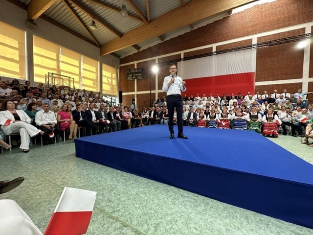 Premier Mateusz Morawiecki powiedział podczas spotkania z mieszkańcami Łochowa na Mazowszu, że dla rządu bezpieczeństwo Polaków jest najważniejsze i nigdy nie będzie zgody na przymusową relokację migrantów wewnątrz UE, ani na wprowadzenie opłat za ich nieprzyjmowanie.