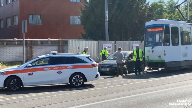 Osobowe Audi zderzyło się z tramwajem - do kolizji doszło w Szczecinie na ulicy Arkońskiej, przed szpitalem wojewódzkim.