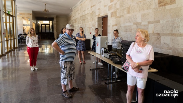 Wiertarka, pralka, niszczarka, a nawet magnetofon szpulowy marki Unitra - te i wiele innych przedmiotów wylicytowano podczas aukcji w szczecińskim Urzędzie Miasta.