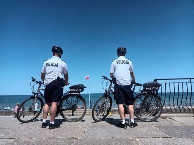 Policjanci na rowerach wyruszyli na patrole po Kołobrzegu. Różnią się nie tylko zmianą radiowozu na jednoślady. Mają także inne umundurowanie.