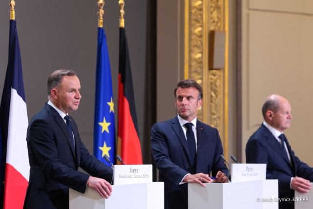 Emmanuel Macron reaktywuje Trójkąt Weimarski - pisze po poniedziałkowym szczycie liderów Francji, Niemiec i Polski dziennik Le Figaro.
