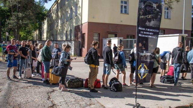 Są chętni do wojska. Ponad 300 ochotników zgłosiło się do jednostek wojskowych 12. Dywizji Zmechanizowanej.
