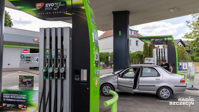 Cztery stacje Lotos w Szczecinie oraz siedem w regionie zmieni szyld i barwy - na należące do węgierskiego koncernu paliwowego MOL. To efekt połączenia PKN Orlen z Grupą Lotos.