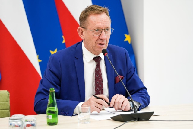 Minister rolnictwa Robert Telus poinformował, że dla ministrów rolnictwa państw przyfrontowych niepokojąca jest decyzja Komisji Europejskiej w sprawie zakazu importu zbóż z Ukrainy.