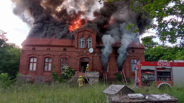 Sześć zastępów straży pożarnej gasiło pożar pustostanu w miejscowości Szczycienko w powiecie drawskim.