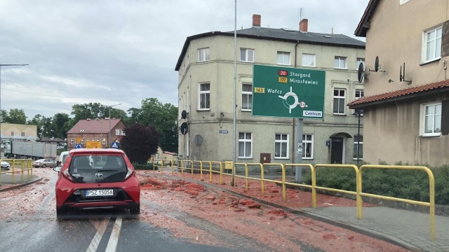 Uwaga kierowcy, utrudnienia w Czaplinku. Na drodze krajowej nr 20, na wjeździe do miasta od strony Szczecinka na jezdnię wysypały się bio-odpady po produkcji truskawek.