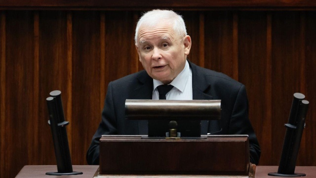 Prezes Prawa i Sprawiedliwości Jarosław Kaczyński zadeklarował, że polskie władze nie zgodzą się na obowiązkowe przyjmowanie migrantów w myśl przyjętego w Unii Europejskiej paktu migracyjnego.