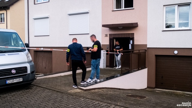 Najpierw strzały, potem interwencja antyterrorystów, a teraz informacja o trzech ciałach w mieszkaniu przy Kasjopei na szczecińskim Warszewie.
