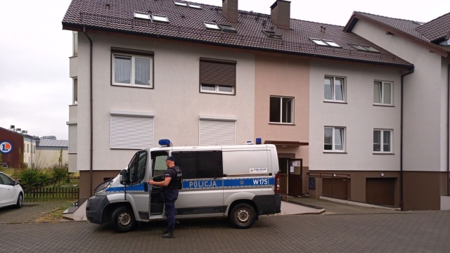 Policjanci nadal pracują na szczecińskim Warszewie - funkcjonariusze pod nadzorem prokuratury prowadzą czynności w mieszkaniu w bloku przy ulicy Kasjopei.