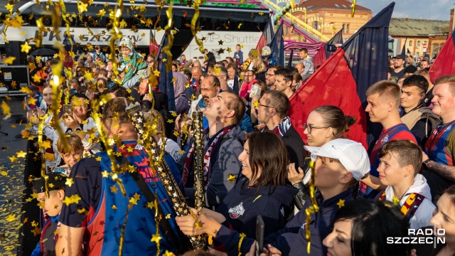 Mistrzowska feta była ostatnim akcentem niezwykle udanego sezonu dla koszykarzy Kinga. Szczecinianie wraz z kibicami świętowali wczoraj zdobycie mistrzostwa Polski.