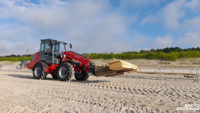 Niezwykła konstrukcja powstaje na świnoujskiej plaży. Jest wysoka i niezwykle rozległa...