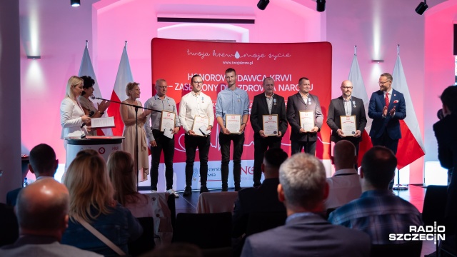 Ponad 50. honorowych dawców krwi odebrało odznaki Honorowy Dawca Krwi - Zasłużony dla Zdrowia Narodu podczas uroczystości w Operze na Zamku w Szczecinie.