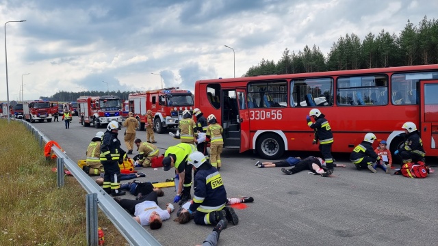 Autobus zderzył się z trzema samochodami osobowymi, jest wielu rannych. Tak było w sobotę na trasie S11, a dokładniej nowym fragmencie na węźle drogowym Zegrze Pomorskie. To scenariusz ćwiczeń ratowniczych.