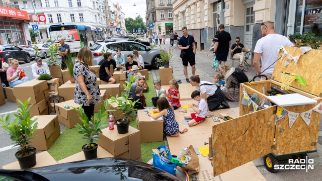 Stowarzyszenie Oswajanie Miasta proponuje najmłodszym niecodzienne miejsca do gier i zabaw plastycznych, a są to... parkingi.