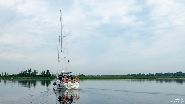 Jacht Urtica, który będzie reprezentować szczecińskie Centrum Żeglarskie na tegorocznych regatach The Tall Ships Races wypłynął w poniedziałek z mariny w stronę Holandii.