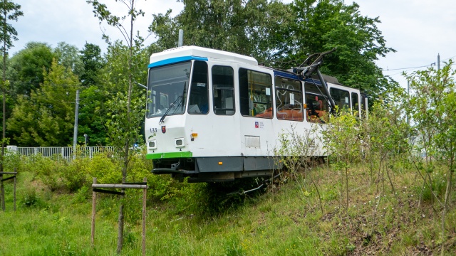 Tramwaj wypadł z szyn na pętli ulicy Arkońskiej, są ranne osoby - informuje szczeciński Zarząd Dróg i Transportu Miejskiego.