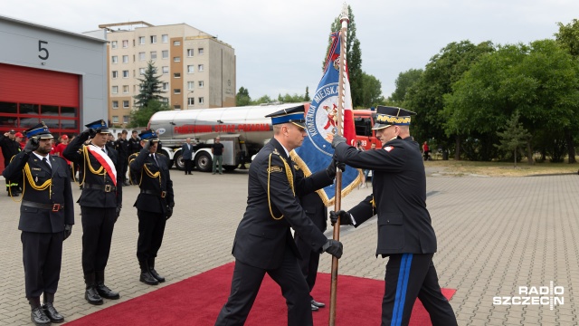 Symbolicznym odebraniem sztandaru starszy brygadier Jacek Dziurdz rozpoczął swoją służbę, jako komendant miejski Państwowej Straży Pożarnej w Szczecinie.