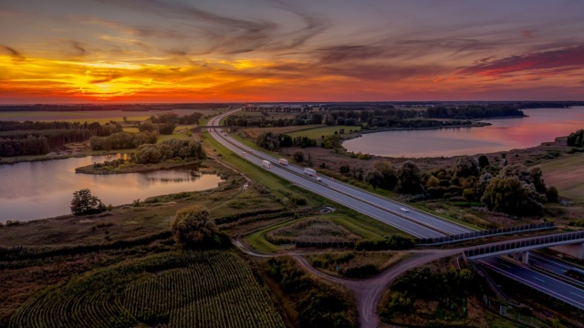 Wiceminister infrastruktury Rafał Weber zaapelował do Senatu, by przyjął projekt ustawy o zniesieniu opłat za korzystanie z autostrad bez poprawek.