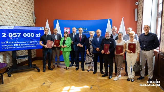 Ponad dwa miliony złotych przekazał wojewoda zachodniopomorski różnym organizacjom na dofinansowanie letniego wypoczynku dla dzieci. We wtorek podpisano umowy.