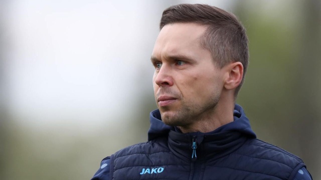 Piotr Klepczarek na dłużej trenerem piłkarzy Świtu. 38-letni szkoleniowiec podpisał nowy kontrakt ze szczecińskim klubem ważny do końca czerwca 2025 roku.