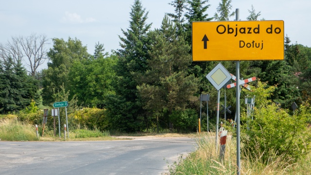 Aż do odwołania zamknięta dla ruchu kierowców będzie droga powiatowa łącząca miejscowości Stobno i Dołuje. Zmiana organizacji ruchu w tej części powiatu polickiego spowodowana jest przebudową kilkukilometrowego odcinka.