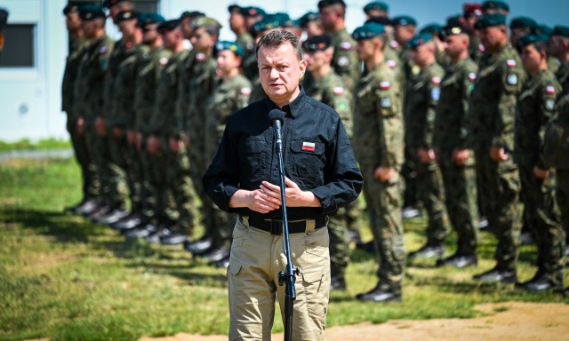 Minister obrony narodowej Mariusz Błaszczak ocenił, że sytuacja na granicy z Białorusią cały czas jest niestabilna, dlatego polskie wojsko kontynuuje wykonywanie zadań w tamtym rejonie kraju.