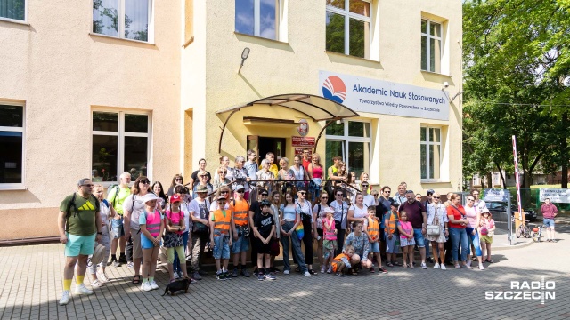 O godz. 10 społeczność akademicka szczecińskiej Akademii Nauk Stosowanych TWP wyruszyła w podróż sprzed budynku uczelni przy ul. Broniewskiego kierując się ścieżkami Lasu Arkońskiego na Białą Polanę niedaleko Jeziora Głębokie.