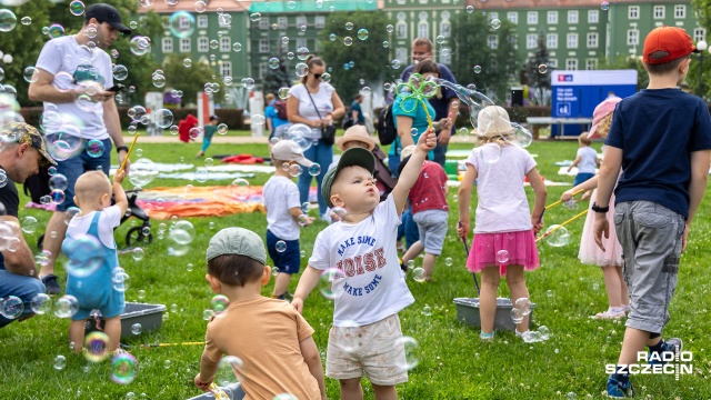 Puszczają mydlane bańki, grają w tenisa i malują farbami - trwa rodzinny piknik na Jasnych Błoniach.