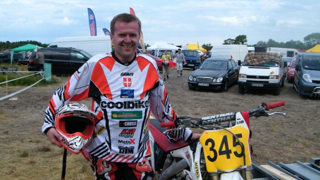 Służy Bogu i realizuje swoją sportową pasję - ksiądz Marian Augustyn, zawodnik Klubu Motorowego Szczecin wystartuje w rozpoczynającym się w niedzielę Rajdzie Breslau.