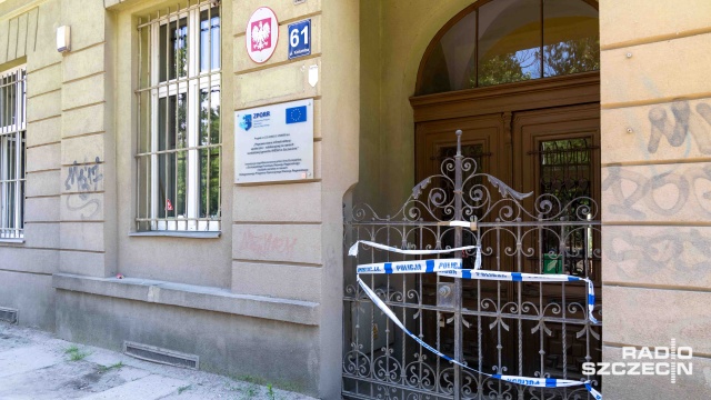 Prokurator wszedł do Akademii Sztuki w Szczecinie. Tym samym rozpoczęło się śledztwo po wczorajszym wybuchu w pracowni graficznej przy ul. Kolumba. W wybuchu trzy kobiety zostały poparzone - w tym jedna ciężko, ją śmigłowiec LPR zabrał do szpitala w Gryficach.