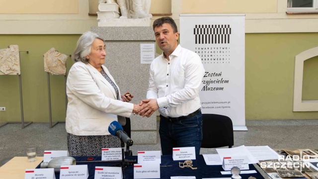 Stowarzyszenie Katyń przekazało Muzeum Oręża Polskiego w Kołobrzegu pamiątki odnalezione podczas ekshumacji polskich oficerów zamordowanych przez Rosjan w Charkowie.