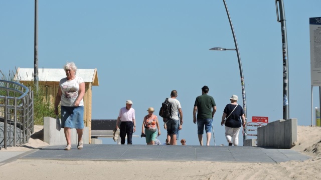 Świnoujście podsumowuje pierwszy wakacyjny weekend. Kąpielisko oficjalnie otwarto w sobotę, więc licznie plażujących turystów strzegli już ratownicy. Plażowicze byli zadowoleni. Nie narzekali także właściciele małych nadmorskich gastronomii.