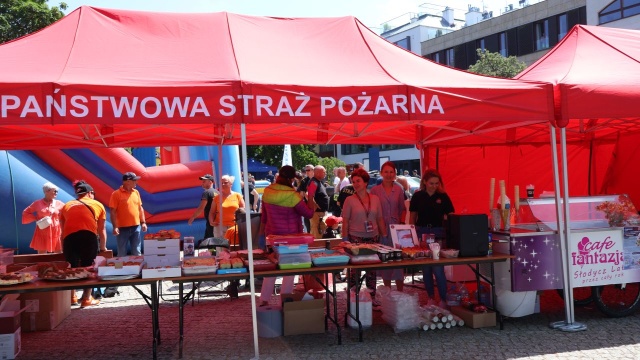 Blisko sto tysięcy złotych udało się zebrać w czasie festynu strażackiego w Kołobrzegu. Wszystkie pieniądze zostaną przeznaczone na ratowanie zdrowia jednego z miejscowych strażaków, który uległ tragicznemu wypadkowi.