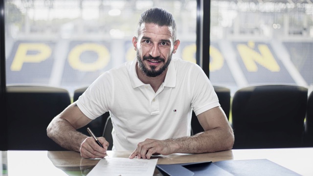 Z trzecioligowych rezerw Pogoni do grającej w ekstraklasie szczecińskiej drużyny - Wojciech Lisowski podpisał nowy kontrakt z Pogonią Szczecin obowiązujący do końca czerwca przyszłego roku.