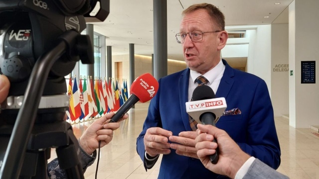 Będzie spotkanie ministrów rolnictwa pięciu krajów frontowych, w tym Polski, z szefem resortu Ukrainy na temat zwiększonego importu produktów rolnych. Poinformował o tym w Luksemburgu minister Robert Telus po spotkaniu z odpowiednikami z Bułgarii, Rumunii, Słowacji i Węgier.