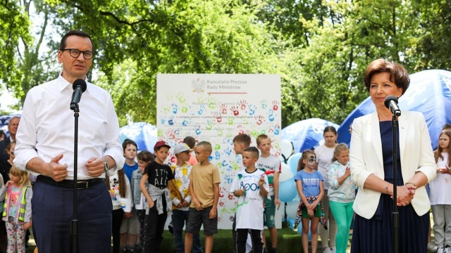 Premier Mateusz Morawiecki powiedział, że zwiększenie programu socjalnego 800 Plus jest zwiększeniem szacunku dla polskich rodzin.
