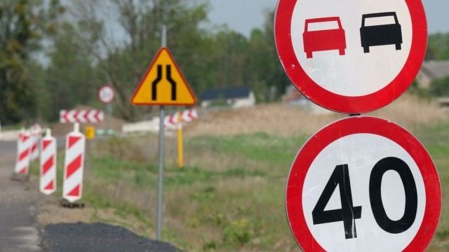 Chodzi o drogę wojewódzka nr 102. Na fragmencie między Trzebiatowem a miejscowością Włodarka rozpoczęły się dziś prace drogowe.
