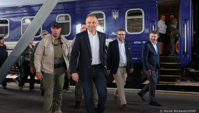 Prezydent Andrzej Duda jest w Kijowie - poinformowała Kancelaria Prezydenta. Wizyta ma związek z uczczeniem ukraińskiego Dnia Konstytucji.