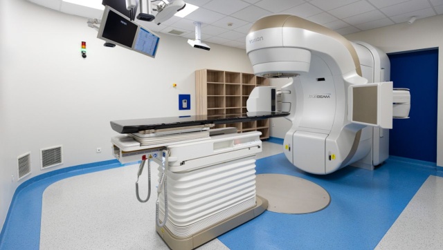 Najnowocześniejszy sprzęt trafił do Zachodniopomorskiego Centrum Onkologii w Szczecinie. To akcelerator do radioterapii.