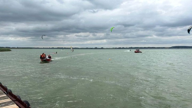 Akcja służb na jeziorze Miedwie - kitesurfer, który wypłynął daleko od brzegu miał problem z powrotem na plażę.