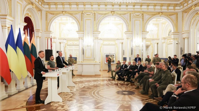 Prezydent Andrzej Duda oświadczył, że na najbliższym szczycie NATO będzie musiało zająć się sytuacją na Białorusi, w tym relokacją w tym kraju członków i lidera Grupy Wagnera. Po powrocie do Polski z Kijowa podkreślił, że nasz kraj będzie tego oczekiwał.